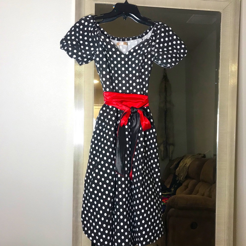 Polka dot sweetheart shape off shoulder dress